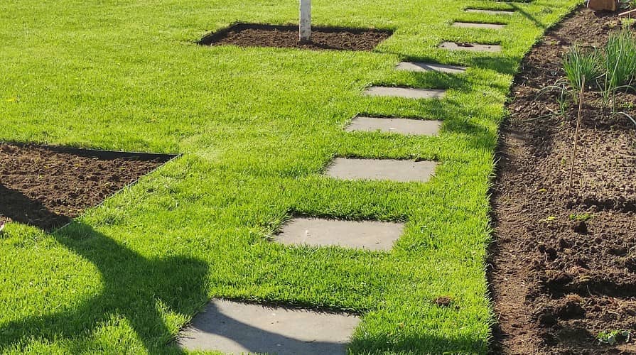 Plastové neviditelné obrubníky kolem záhonu