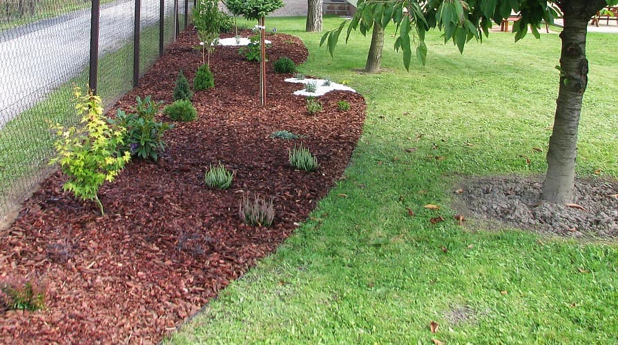 Plastový neviditelný obrubník kolem dlažby a stromů